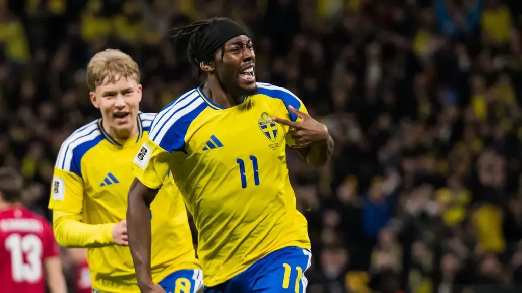 Svensk landslagsspelare firar mål